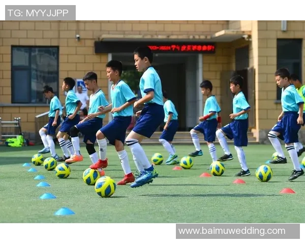 科学足球灵活性训练方法探索提升运动表现与技能的有效策略 科学足球灵活性训练方法探索提升运动表现与技能的有效策略