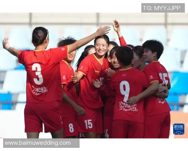 足球明星与女足球员亲密合影展现体育魅力与性别平等的美好瞬间